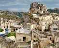 Matera: Santa Maria dell Idris (Mitte) und San Pietro Caveoso (links) <br>© Wikimedia Commons (Tango7174 [CC-BY-SA-4.0])