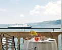 Frühstück auf dem Balkon mit Meeresblick ist bei einigen Zimmern möglich <br>© Kulturtouristik (Hotel)