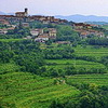 Weinberge des Collio mit Blick Richtung Slowenien <br>© Wikimedia Commons (ElmAgos [CC-BY-SA-3.0])