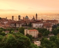 Sonnenaufgang über der Altstadt von Bergamo <br>© Wikimedia Commons (hozinja [CC-BY-SA-3.0])