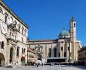 Ascoli Piceno - Chiesa San Francesco und Palazzo del Capitano del Popolo <br>© Wikimedia Commons (MarkusMark [CC-BY-SA-3.0])