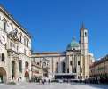 Ascoli Piceno - Chiesa San Francesco und Palazzo del Capitano del Popolo <br>© Wikimedia Commons (MarkusMark [CC-BY-SA-3.0])