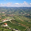 Blick von La Morra auf die Weinberge der Langhe <br>© Wikimedia Commons (Helge Høifødt [CC-BY-SA-3.0])