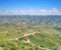 Blick von La Morra über das Langhe-Gebiet <br>© Wikimedia Commons (Helge Høifødt [CC-BY-SA-3.#])