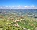 Weinberge im Langhe-Gebiet ideales E-Bike Gebiet <br>© Wikimedia Commons (Helge Høifødt [CC-BY-SA-3.#])