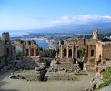 Taormina - Griechischer Tempel <br>© Wikimedia Commons (Evan Erickson [PD])