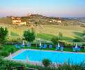 Relaxen am Poolbereich Ihrer Residenz mit Blick auf San Gimignano <br>© Kulturtouristik (Hotel)