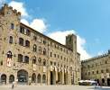 Volterra Palazzi an der Piazza dei Priori <br>© Wikimedia Commons (Davide Papalini [CC-BY-SA-3.0])