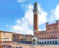 Siena Piazza del Campo mit dem Palazzo Pubblico und dem Torre del Mangia <br>© Wikimedia Commons (Manfred Heyde [CC-BY-SA-3.#])