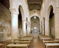 Innere der Kirche San Cirino e Salvatore in der Abbadia Isola <br>© Wikimedia Commons (Vignaccia76 [PD])