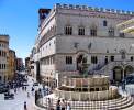 Perugia - Piazza IV Novembre, Fontana Maggiore, Palazzo dei Priori <br>© Wikimedia Commons (Dominique Grassigli [CC-BY-SA-3.0])