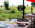 Im Sommer wird das Frühstück und Abendessen auf der Terrasse serviert <br>© Kulturtouristik (Hotel)