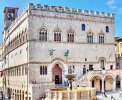 Perugia Palazzo dei Priori und Fontana Maggiore <br>© Wikimedia Commons (Georges Jansoone [CC-BY-SA-3.0])