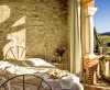 Romantische Suite im Türmchen mit herrlichem Blick  auf das Illasi-Tal <br>© Kulturtouristik (Hotel)