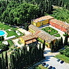 Ihre Residenz umgeben von Weinbergen (im Hintergrund der Gardasee) <br>© Kulturtouristik (Hotel)