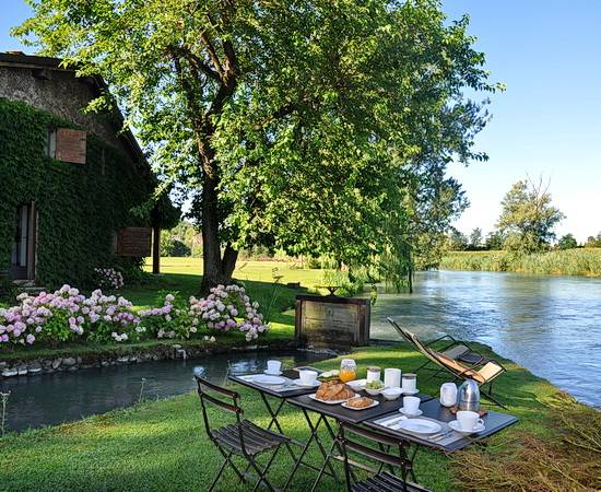 Entspannendes Frühstück direkt am Fluss <br>© Kulturtouristik (Hotel)